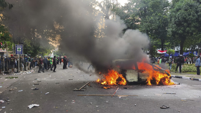 Sejumlah massa aksi terlibat kericuhan hingga membakar mobil di depan Mako Brimob Kwitang, Jakarta Pusat, Jumat (29/8/2025). Foto: Thomas Bosco/kumparan
