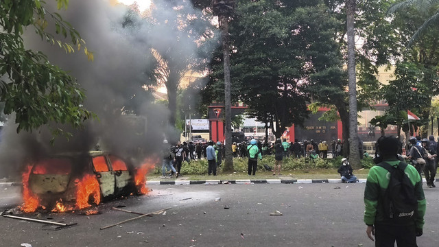 Sejumlah massa aksi terlibat kericuhan hingga membakar mobil di depan Mako Brimob Kwitang, Jakarta Pusat, Jumat (29/8/2025). Foto: Thomas Bosco/kumparan