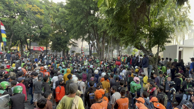 Situasi terkini para massa aksi di kawasan Kwitang arah menuju Senen, Jakarta, Jumat (29/8/2025). Foto: Rayyan Farhansyah/kumparan
