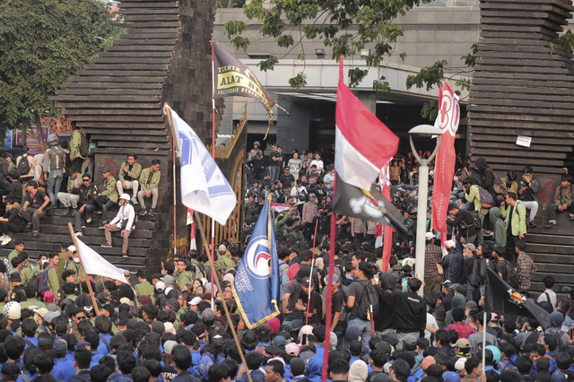 Sejumlah mahasiswa melakukan unjuk rasa di depan Polda Metro Jaya, Jakarta, pada Jumat (29/8/2025). Foto: Iqbal Firdaus/kumparan