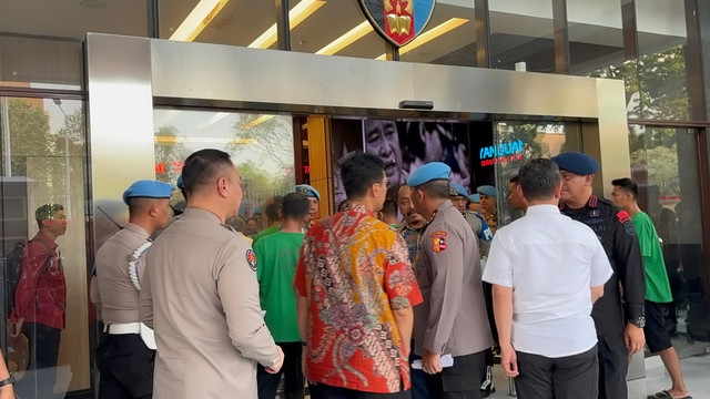 Tujuh polisi terduga pelaku pelindas ojol saat demo di konpers di Mabes Polri, Jumat (29/8/2025). Foto: Abid Raihan/kumparan