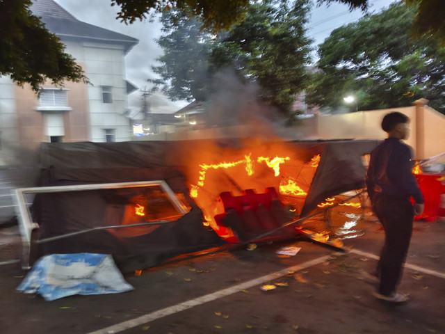 Massa aksi di Polda DIY bakar tenda dan rusak mesin ATM di Halaman Polda DIY, Jumat (29/8/2025). Foto: Arfiansyah Panji Purnandaru/kumparan