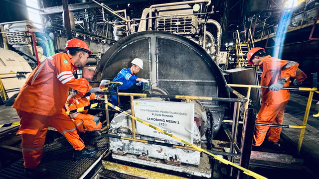 Tim Operasi & Pemeliharaan PLN Nusantara Power UP Kapuas ULPLTGD Siantan bergerak cepat melakukan investigasi menyeluruh pada mesin pasca gangguan. Foto: Dok. Istimewa