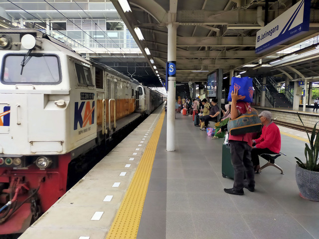 Keberangkatan penumpang dari Stasiun Gambir dan Pasar Senen dialihkan ke Stasiun Jatinegara imbas demo. Foto: PT KAI (Persero)