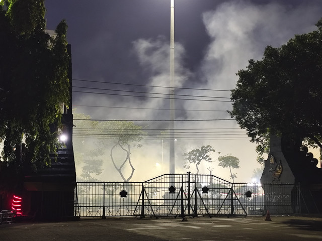 Gas air mata membubung di sepanjang Jalan Pahlawan, Kota Semarang, Jumat (29/8/2025). Foto: Intan Alliva Khansa/kumparan