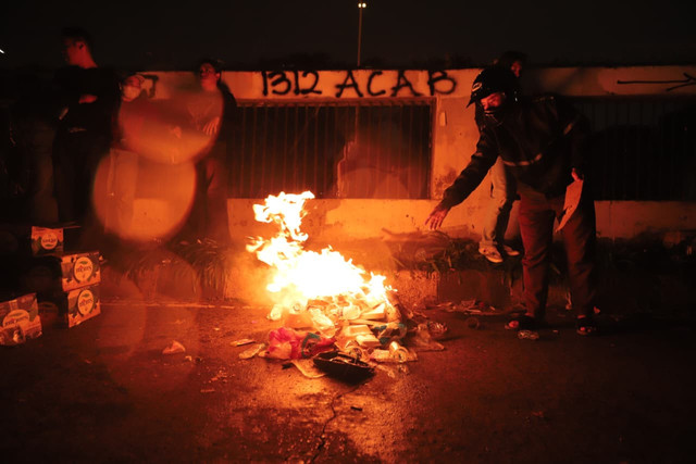 Massa membakar barang saat demo di depan Gedung DPR/MPR, Jakarta, Jumat (29/8/2025). Foto: Iqbal Firdaus/kumparan