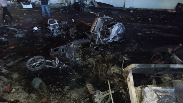 sejumlah motor yang terbakar saat demo di depan Gedung Grahadi Surabaya, Jumat (29/8/2025). Foto: Farusma Okta Verdian/kumparan