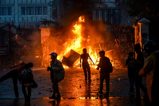 Massa aksi membakar gerbang saat aksi di Depan Gedung DPRD Jawa Barat di Bandung, Jawa Barat, Jumat (29/8/2025). Foto: Raisan Al Farisi/ANTARA FOTO