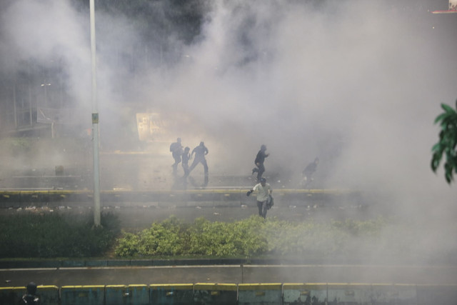 Sejumlah massa aksi ditembak gas air mata di kawasan depan Polda Metro Jaya, Jakarta, Jumat (29/8/2025). Foto: Aditia Noviansyah/kumparan