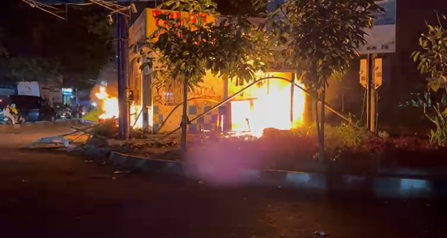 Pos lalulintas yang berada di Jalan Ap Pettarani-Sultan Alauddin Makassar, dibakar. Dok kumparan