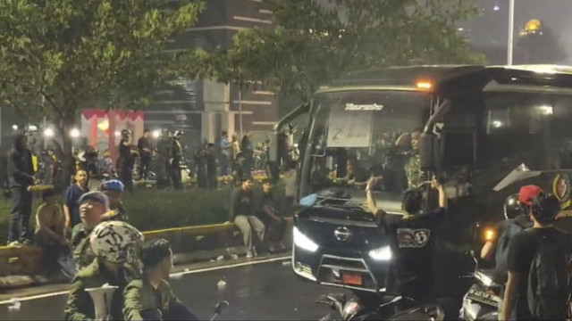 Bus Paspamres melintas di tengah massa aksi di Polda Metro Jaya, Jakarta, Jumat (29/8/2025). Foto: Jonathan Devin/kumparan