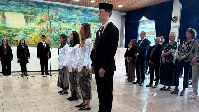 Mauro Zijlstra, Isabel Kopp, Pauline van de Pol & Isabelle Nottet mengucapkan sumpah setia sebagai Warga Negara Indonesia (WNI) di Kedutaan Besar Republik Indonesia di Den Haag, Belanda, Jumat (29/8). Foto: PSSI