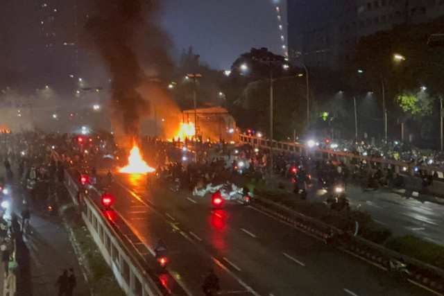 Massa membakar Gerbang Tol Pejompongan, Jakarta, Jumat (29/8/2025). Foto: Abid Raihan/kumparan