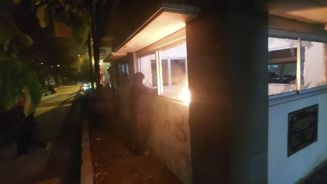 Massa di Solo bakar pos polantas di Gladak Solo, Jumat (29/8/2025) malam. Foto: Dok. Istimewa