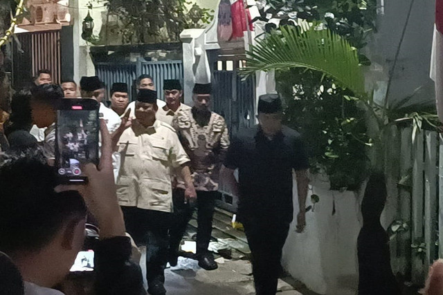 Presiden Prabowo Subianto takziah ke rumah duka almarhum Affan Kurniawan, Jumat (29/8/2025). Foto: Zamachsyari/kumparan