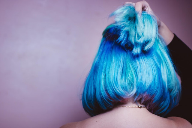 Ilustrasi Cara Mencuci Rambut setelah Diwarnai Garnier, Foto: Unsplash/Luis Quintero