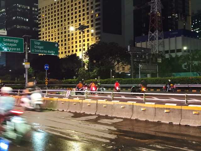 Pemotor Masuk Tol Semanggi, Sabtu (30/8) dini hari. Foto: Rachmadi Rasyad/kumparan