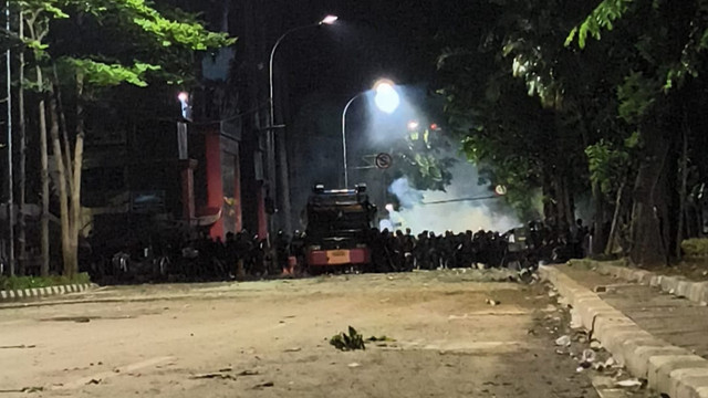 Massa masih bertahan di dekat Mako Brimob Polda Metro Jaya, Kwitang, hingga Sabtu (30/8) dini hari. Foto: Thomas Bosco/kumparan