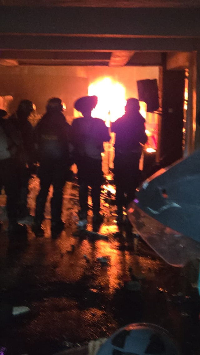 Polres Metro Jakarta Timur diserang massa pada Sabtu (30/8). Foto: Dok. Istimewa