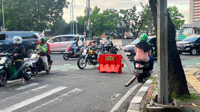 Jalan Gatot Soebroto masih ditutup hingga Sabtu (30/8) pagi. Foto: Nasywa Athifah/kumparan