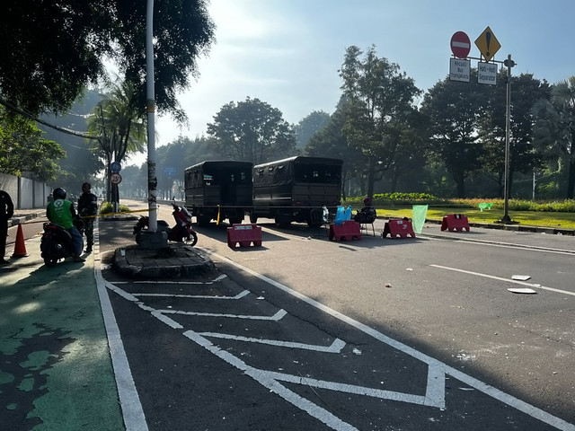 Jalan ke arah Kwitang dari Tugu Tani ditutup, Sabtu (30/8/2025). Foto: Rayyan Farhansyah/kumparan