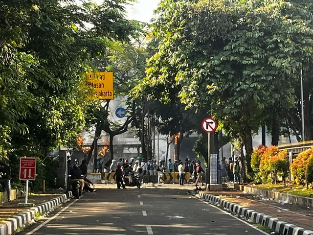 Massa di area Mako Brimob PMJ di jalan Kwitang arah Senen, Jakarta Pusat, Sabtu (30/8/2025). Foto: Rayyan Farhansyah/kumparan