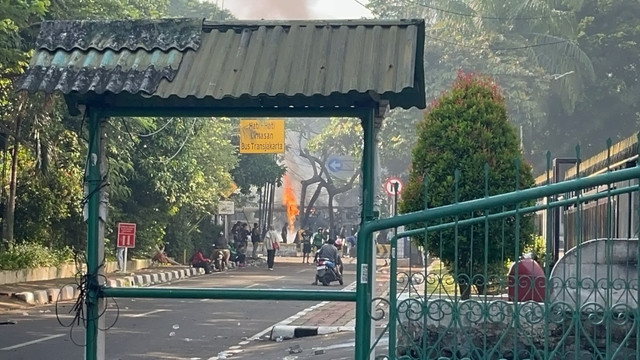 Halte Kramat Kwitang, Jakarta terbakar, Sabtu (30/8/2025). Foto: Rayyan Farhansyah/kumparan