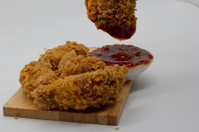 Cabang Almaz Fried Chicken Makassar. Foto hanya ilustrasi, bukan sebenarnya. Sumber: Unplash/Mahmur Marganti