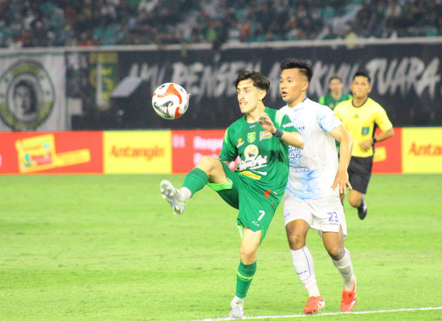 Pemain Persebaya Rivera (jersey hijau). Foto: Dok. Basra