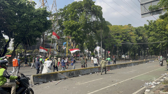 Massa Aksi kembali maju ke Arah Mako Brimob Kwitang saat Unjuk Rasa di Mako Brimob Polda Metro Jaya, Kwitang, Jakarta, Sabtu (30/8/2025). Foto: Rayyan Farhansyah/kumparan