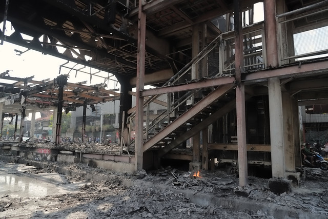 Wujud reruntuhan Halte Transjakarta Senen, Sabtu (30/8/2025) usai terbakar saat aksi unjuk rasa kemarin. Foto: Iqbal Firdaus/kumparan