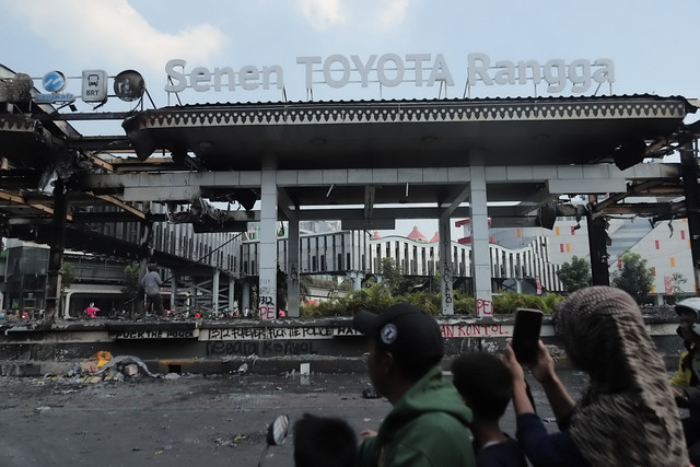 Wujud reruntuhan Halte Transjakarta Senen, Sabtu (30/8/2025) usai terbakar saat aksi unjuk rasa kemarin. Foto: Iqbal Firdaus/kumparan