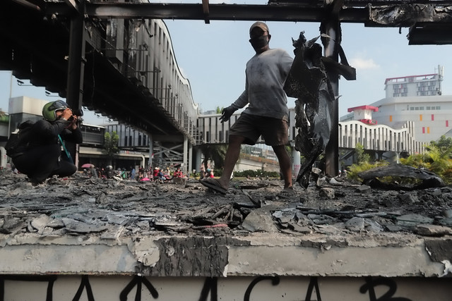 Wujud reruntuhan Halte Transjakarta Senen, Sabtu (30/8/2025) usai terbakar saat aksi unjuk rasa kemarin. Foto: Iqbal Firdaus/kumparan