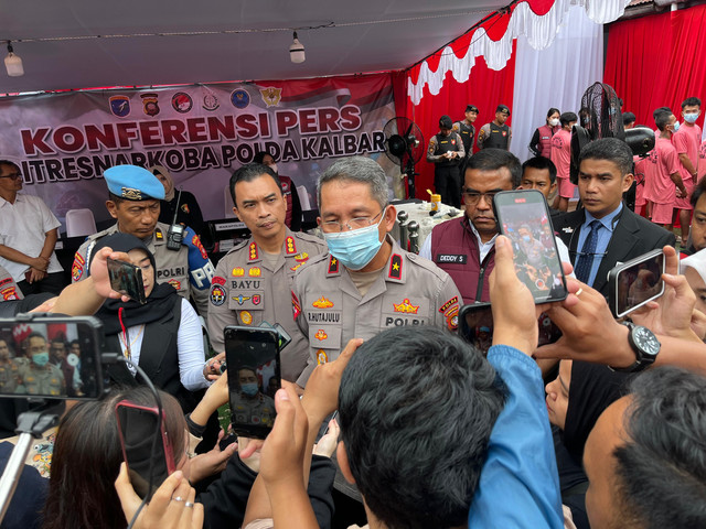 Wakapolda Kalbar Brigjen Pol Roma Hutajulu saat diwawancarai wartawan. Foto: Rabiansyah/Hi!Pontianak