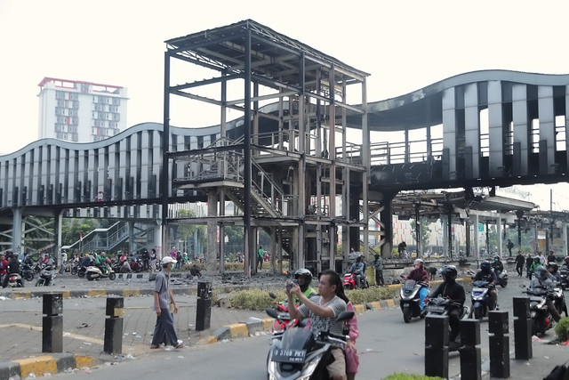 Wujud reruntuhan Halte Transjakarta Senen, Sabtu (30/8/2025) usai terbakar saat aksi unjuk rasa kemarin. Foto: Iqbal Firdaus/kumparan