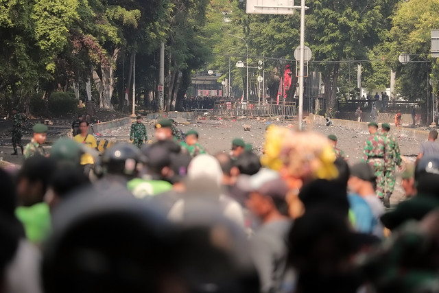 Massa berkumpul di Mako Brimob Polda Metro Jaya, Kwitang, Jakarta, Sabtu (30/8/2025). Foto: Iqbal Firdaus/kumparan