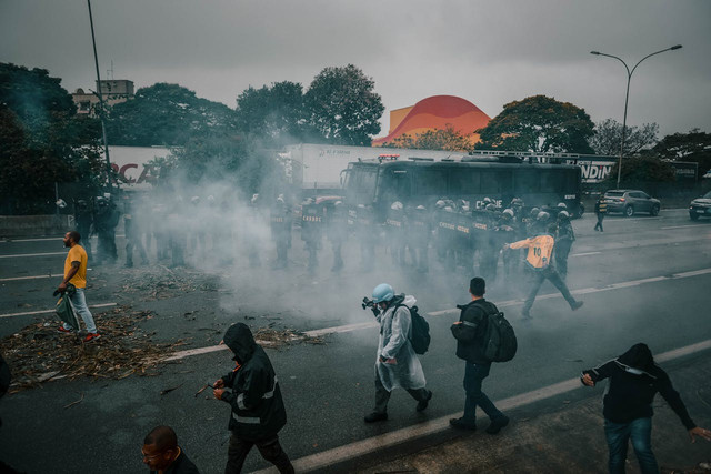 Dampak kena gas air mata. Foto hanya ilustrasi, bukan yang sebenarnya. Sumber: Pexels/Joel Santos 