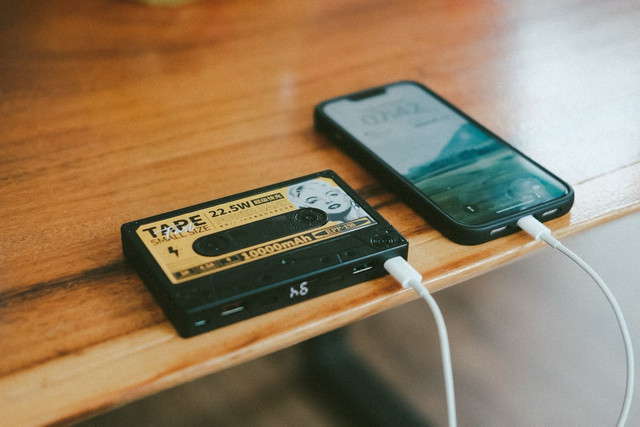 Batas powerbank di pesawat. Foto adalah powerbank. Sumber: Unsplash/Taan Huyn