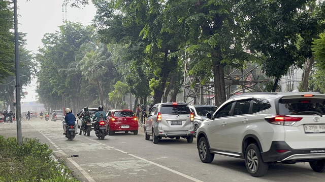 Suasana lalu lintas yang kembali dibuka usai aksi di depan Mako Brimob Polda Metro Jaya, Kwitang, Jakarta, Sabtu (30/8/2025). Foto: Rayyan Farhansyah/kumparan