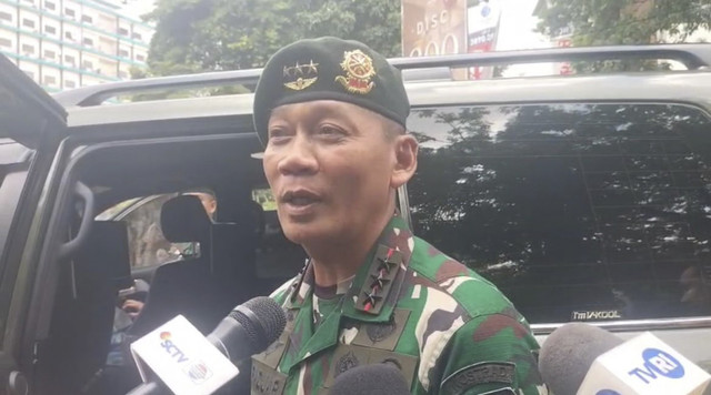 Panglima Komando Cadangan Strategis TNI AD (Pangkostrad) Letjen TNI Mohammad Fadjar di depan mako brimob, Kwitang, Jakarta Pusat, Sabtu (30/8/2025). Foto: Rayyan Farhansyah/kumparan