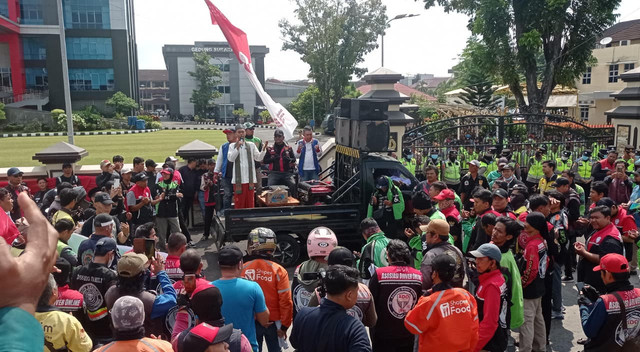 Suasana ratusan driver ojol saat doa bersama dipimpin oleh Ustadz Raino di depan Mapolda Sumsel di Jalan Jenderal. Sudirman, KM.4, Sabtu (30/8/2025). Foto : Abdullah Toriq/Urban Id