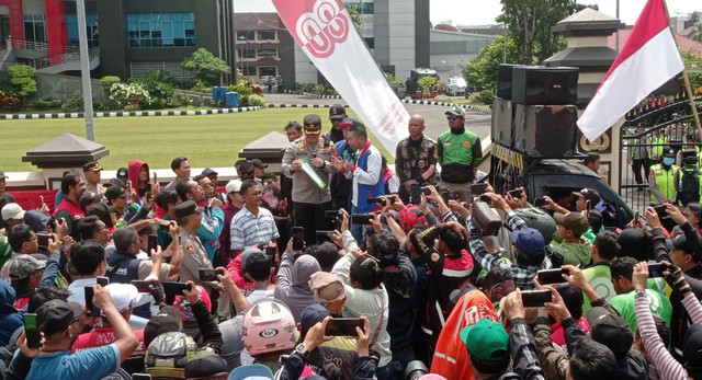 Ketua ADO Sumsel Asrul Indrawan saat menyerahkan berkas tuntutan ke Kapolrestabes Palembang Kombes Pol Harryo Sugihhartono. Foto : Abdullah Toriq/Urban Id