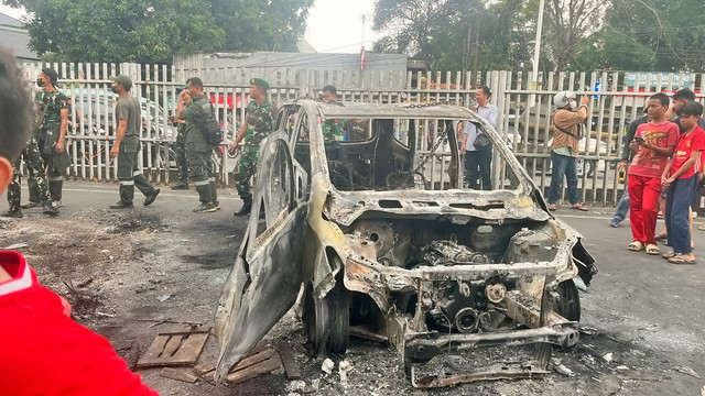 Bangkai mobil yang hangus terbakar di Jalan Matraman Raya, Jatinegara, Jakarta Timur imbas demo mulai diangkut oleh Kodam Jaya, Sabtu (30/8/2025). Foto: Nasywa Athifah/kumparan