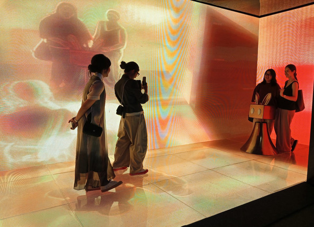 Labyrinth dengan dominasi warna kuning keemasan menambah semarak gelaran Basha Market Market di Surabaya. Foto: Masruroh/Basra