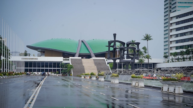Siapa yang Mengatur Gaji DPR RI. Foto hanya ilustrasi, bukan tempat sebenarnya. Sumber: Unsplash/Dino Januarsa