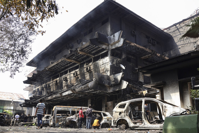 Sejumlah staf DPRD Makassar melihat kondisi mobil yang hangus terbakar pascakericuhan Aksi 29 Agustus di Kantor DPRD Kota Makassar, Sulawesi Selatan, Sabtu (30/8/2025). Foto: Arnas Padda/ANTARA FOTO