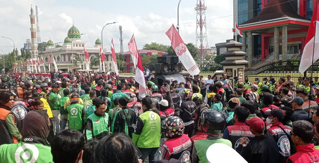 Ratusan driver ojol di Palembang saat menggelar aksi di depan Mapolda Sumsel. Foto : Abdullah Toriq/Urban Id