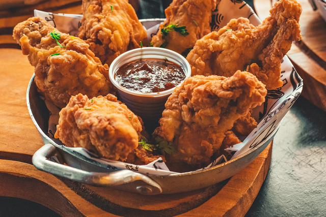 Ayam Goreng Arab di Jakarta. Foto Hanya Ilustrasi, Bukan Sebenarnya. Sumbebr Unsplash Lucas Andrade