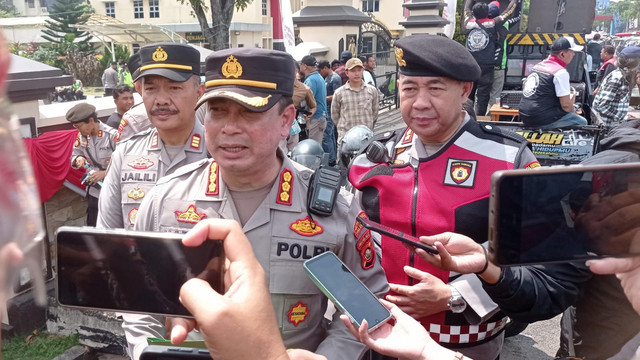 Kapolrestabes Palembang Kombes Pol Harryo Suggihartono seusai menemui ratusan ojol di depan Mapolda Sumsel. Foto : Abdullah Toriq/Urban Id