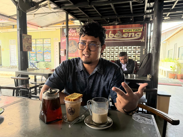 Latif, Owner Limboeng Coffee & Car Wash saat diwawancarai. Foto: Alycia Tracy Nabila/Hi!Pontianak